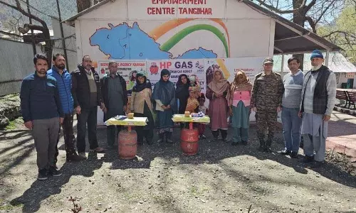 Jammu: सेना ने करनाह घाटी में सीमावर्ती गांव को सौर ऊर्जा से रोशन किया