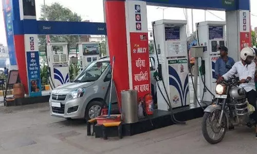 ADC ने पेट्रोल स्टेशन मालिकों से कहा- केवल हेलमेट-सीट बेल्ट पहने लोगों को ही ईंधन भरें