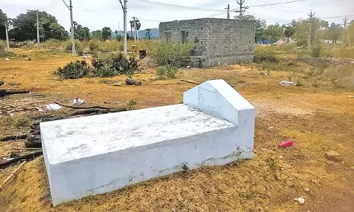 Andhra : कब्रों के बीच लेआउट