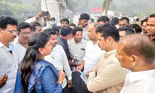 Andhra: मुख्यमंत्री, उपमुख्यमंत्री ने अनकापल्ले जिले में हुई दुर्घटना की जानकारी ली Andhra: मुख्यमंत्री, उपमुख्यमंत्री ने अनकापल्ले जिले में हुई दुर्घटना की जानकारी ली