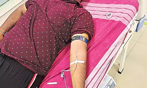 स्वयंसेवी संगठन और कई रक्तदाताओं ने मौत के कगार पर खड़े व्यक्ति की जान बचाई
