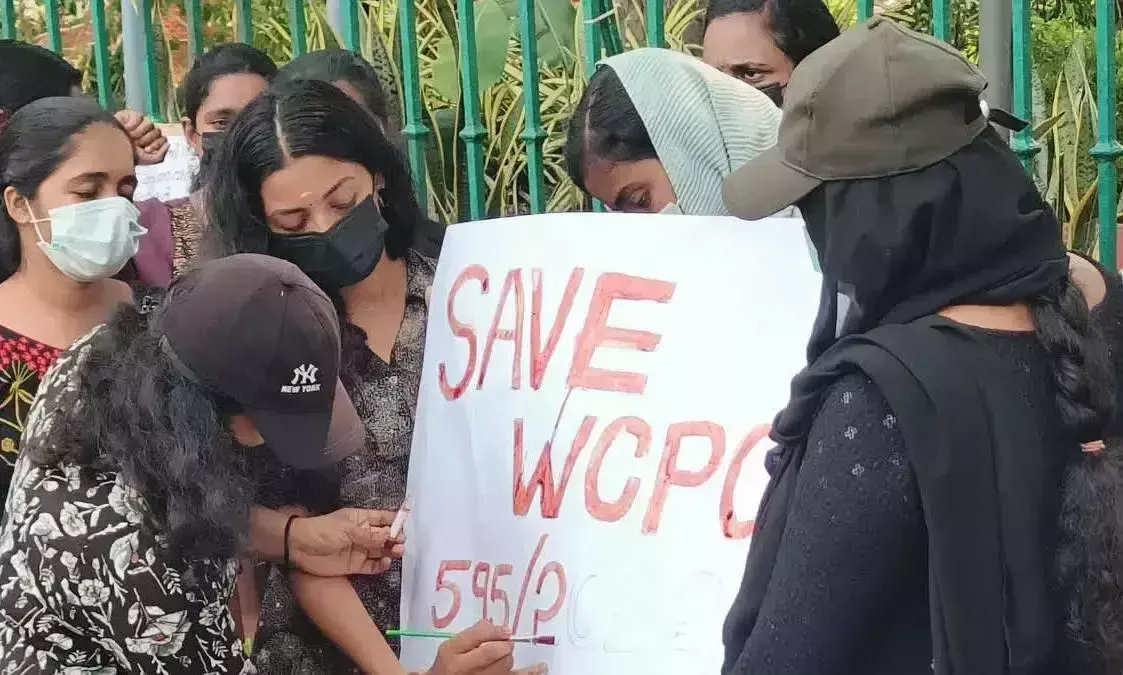 Kerala : महिला सीपीओ रैंक धारकों ने विशु पर खून से लिखी तख्तियों के साथ विरोध प्रदर्शन Kerala : महिला सीपीओ रैंक धारकों ने विशु पर खून से लिखी तख्तियों के साथ विरोध प्रदर्शन