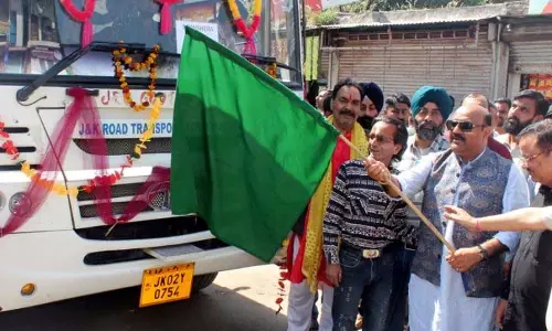उपमुख्यमंत्री ने Jammu से सेरी होते हुए नौशेरा तक बस सेवा को हरी झंडी दिखाई उपमुख्यमंत्री ने Jammu से सेरी होते हुए नौशेरा तक बस सेवा को हरी झंडी दिखाई