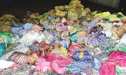 Telangana: शहर में पुराने किसानों के बाजार में साड़ियों के बंडलों के ढेर दिखाई दे रहे