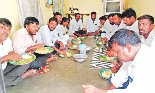 Telangana : राशन कार्ड लाभार्थी मुफ्त राशन चावल वितरण कार्यक्रम का जश्न मना रहे