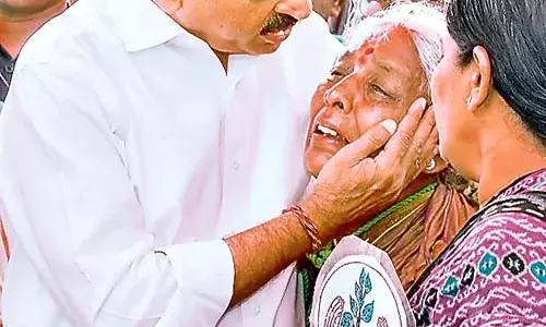 MLA पोंगुलेटी श्रीनिवास रेड्डी ने वन्यजीव के पार्थिव शरीर पर श्रद्धांजलि अर्पित की MLA पोंगुलेटी श्रीनिवास रेड्डी ने वन्यजीव के पार्थिव शरीर पर श्रद्धांजलि अर्पित की