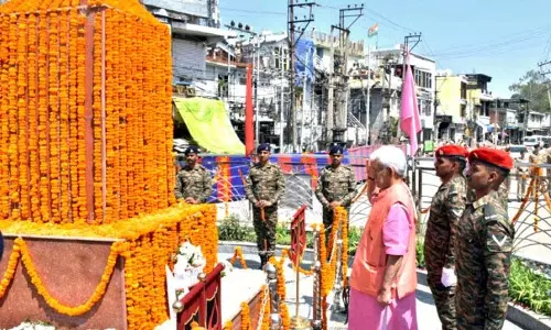 जम्मू-कश्मीर में शांति भंग करने के लिए दुश्मन आतंकवादियों को भेज रहा: LG जम्मू-कश्मीर में शांति भंग करने के लिए दुश्मन आतंकवादियों को भेज रहा: LG