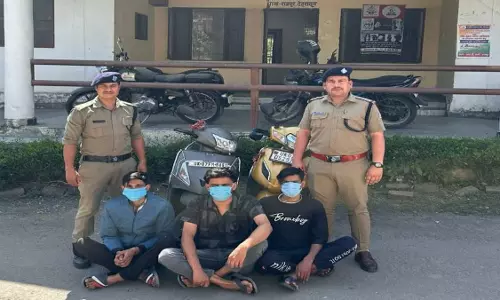 Dehradun: युवतियों ने खुलेआम की युवकों की पिटाई, तीन युवक अरेस्ट Dehradun: युवतियों ने खुलेआम की युवकों की पिटाई, तीन युवक अरेस्ट