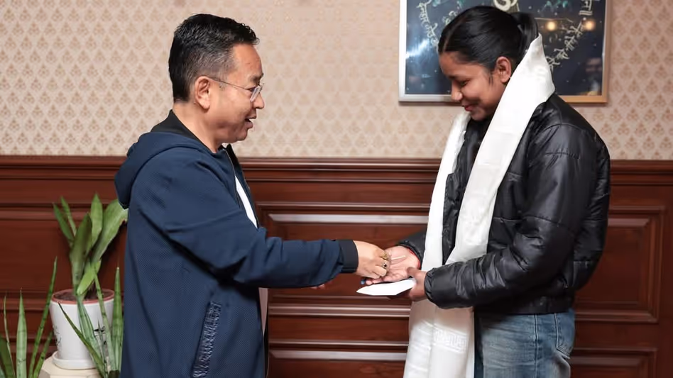Sikkim के मुख्यमंत्री ने कॉलेज छात्रा को स्कूटी सौंपी, जिससे उसका आवागमन आसान हुआ