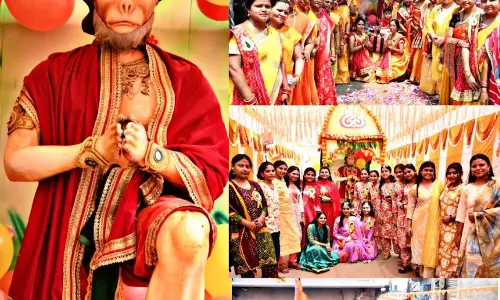 प्राचीन दक्षिणेश्वर हनुमान मंदिर से निकली भव्य शोभा यात्रा