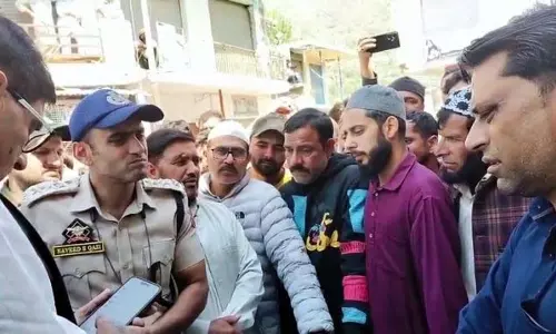 युवक की मौत पर स्थानीय लोगों के विरोध प्रदर्शन के बाद SSP ने SIT गठित की युवक की मौत पर स्थानीय लोगों के विरोध प्रदर्शन के बाद SSP ने SIT गठित की