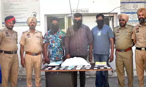 Jalandhar पुलिस ने बड़े साइबर धोखाधड़ी रैकेट का भंडाफोड़ किया, तीन गिरफ्तार Jalandhar पुलिस ने बड़े साइबर धोखाधड़ी रैकेट का भंडाफोड़ किया, तीन गिरफ्तार