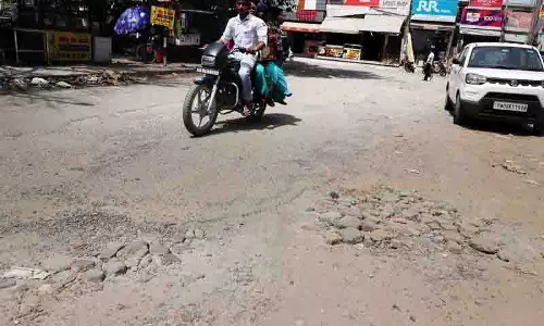 Urban Estate, फेज-1 की सड़क गड्ढों से भरी, यात्रियों को परेशानी