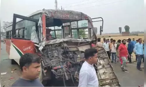 Deoria: रोडवेज बस और टैंकर में टक्कर, 35 यात्री घायल Deoria: रोडवेज बस और टैंकर में टक्कर, 35 यात्री घायल