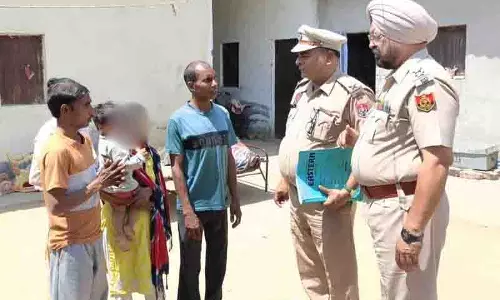अपहृत बच्चे को Jalandhar में सकुशल उसके माता-पिता से मिलवाया गया अपहृत बच्चे को Jalandhar में सकुशल उसके माता-पिता से मिलवाया गया