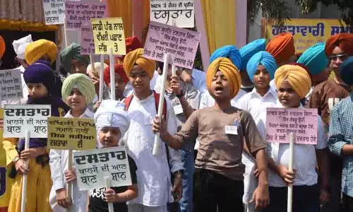 शहर में Baisakhi उत्सव के उपलक्ष्य में पगड़ी बांधने की प्रतियोगिता आयोजित