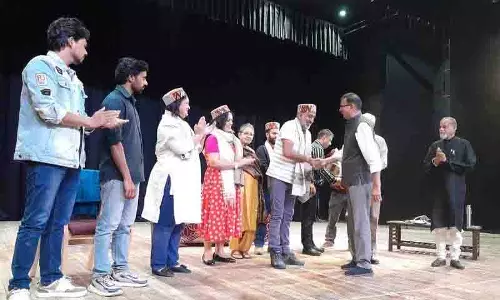 रंगमंच के दिग्गज Manohar Singh को श्रद्धांजलि दी गई रंगमंच के दिग्गज Manohar Singh को श्रद्धांजलि दी गई