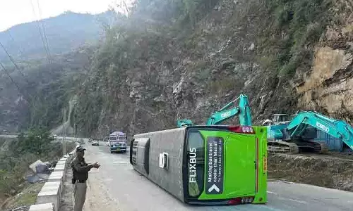 Kiratpur-Manali राजमार्ग पर वोल्वो बस पलटने से 29 लोग घायल Kiratpur-Manali राजमार्ग पर वोल्वो बस पलटने से 29 लोग घायल
