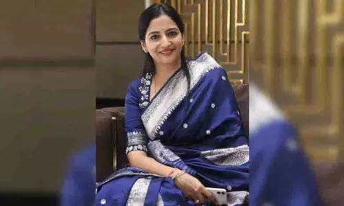 Hyderabad के चिकित्सक ने इंडिगो की उड़ान में 74 वर्षीय गंभीर मरीज को बचाया Hyderabad के चिकित्सक ने इंडिगो की उड़ान में 74 वर्षीय गंभीर मरीज को बचाया