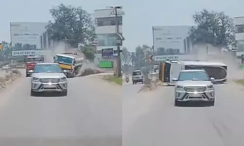 हाईवे पर फिसलकर पलटा तेज रफ्तार पानी का टैंकर, देखें VIDEO