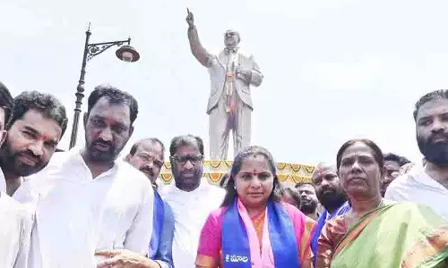 Telangana: पुलिस द्वारा कविता को रोकने से अंबेडकर प्रतिमा के पास तनाव Telangana: पुलिस द्वारा कविता को रोकने से अंबेडकर प्रतिमा के पास तनाव