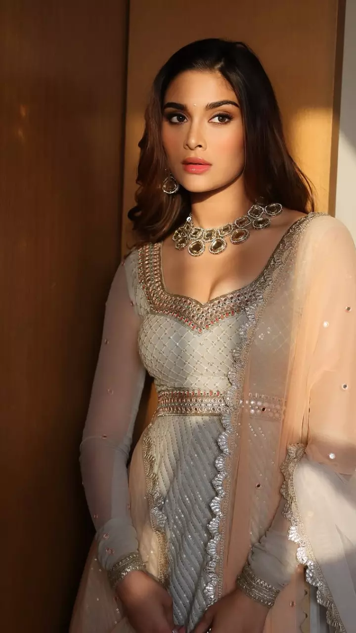 सई मांजरेकर शूट में नजर आई