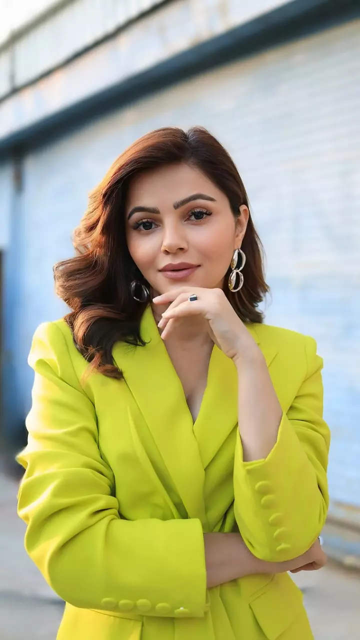 रुबीना दिलैक का दिखा लेडी बॉस लुक