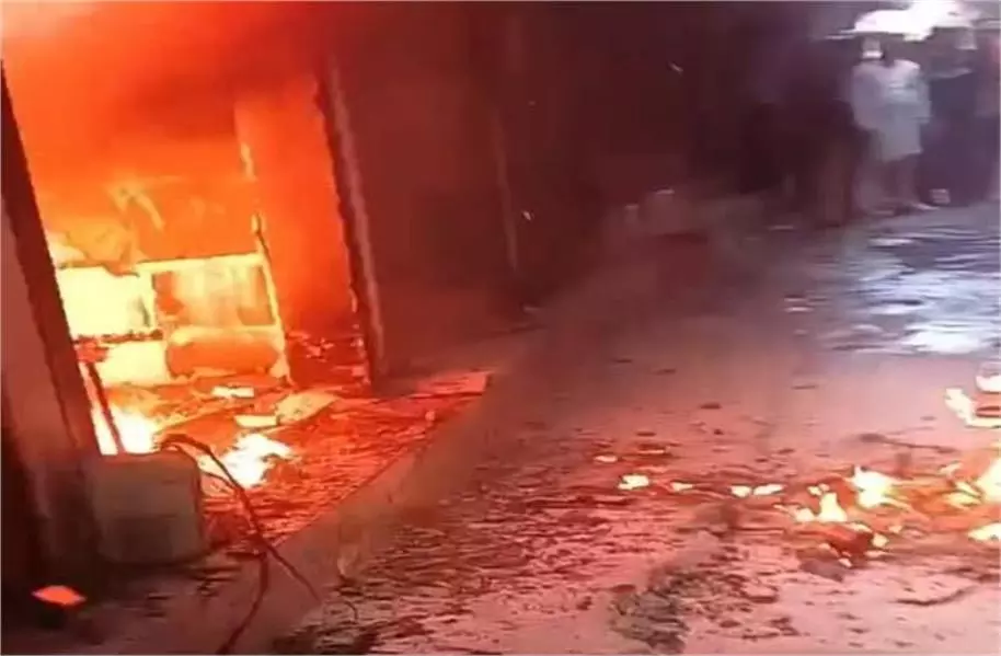 Ludhiana : दुकानों में लगी भीषण आग, लाखों का सामान राख Ludhiana : दुकानों में लगी भीषण आग, लाखों का सामान राख