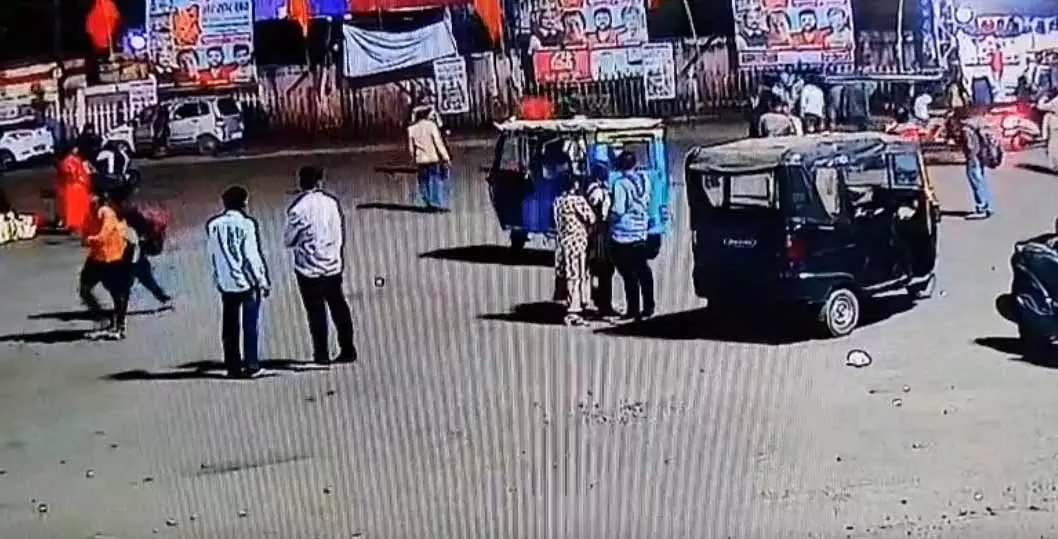 ट्रेन बदलने रायपुर स्टेशन में उतरे युवकों के बीच हुई चाकूबाजी, वीडियो ट्रेन बदलने रायपुर स्टेशन में उतरे युवकों के बीच हुई चाकूबाजी, वीडियो