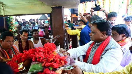 मुख्यमंत्री मोहन चरण माझी ने क्योंझर में मां तारिणी का लिया आशीर्वाद, झंडा जुलूस में शामिल मुख्यमंत्री मोहन चरण माझी ने क्योंझर में मां तारिणी का लिया आशीर्वाद, झंडा जुलूस में शामिल