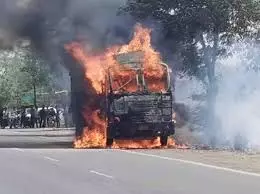 MP News: सोयाबीन से भरा ट्रक जलकर राख MP News: सोयाबीन से भरा ट्रक जलकर राख