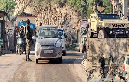 जम्मू-कश्मीर के लसाना में आतंकवादियों से मुठभेड़ के बाद तलाशी अभियान, अतिरिक्त बल रवाना जम्मू-कश्मीर के लसाना में आतंकवादियों से मुठभेड़ के बाद तलाशी अभियान, अतिरिक्त बल रवाना