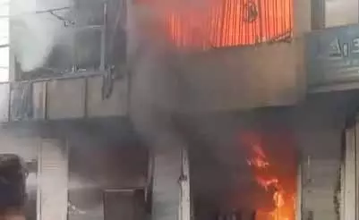 आगजनी में गिफ्ट शॉप जलकर खाक, वीडियो आगजनी में गिफ्ट शॉप जलकर खाक, वीडियो