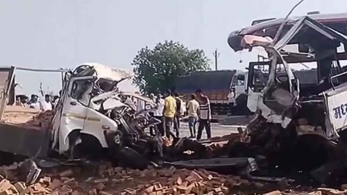 Maharashtra: बुलढाणा में निजी बस और ट्रक की टक्कर में बड़ा हादसा; 20 घायल, 3 की मौत Maharashtra: बुलढाणा में निजी बस और ट्रक की टक्कर में बड़ा हादसा; 20 घायल, 3 की मौत
