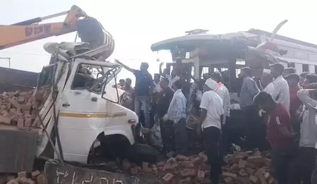 बस और ट्रक के बीच भीषण टक्कर, तीन लोगों की मौत 20 घायल बस और ट्रक के बीच भीषण टक्कर, तीन लोगों की मौत 20 घायल