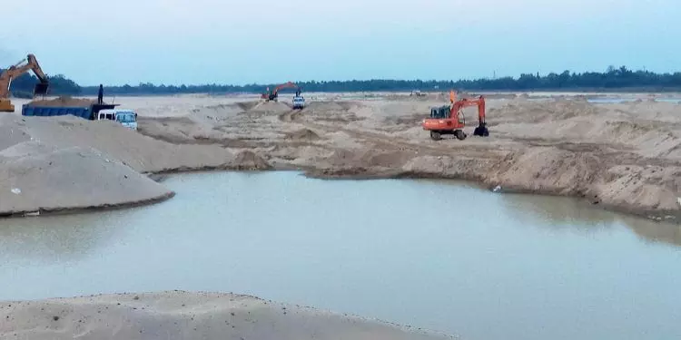 बंगाल माफिया द्वारा रेत तस्करी बेरोकटोक जारी बंगाल माफिया द्वारा रेत तस्करी बेरोकटोक जारी