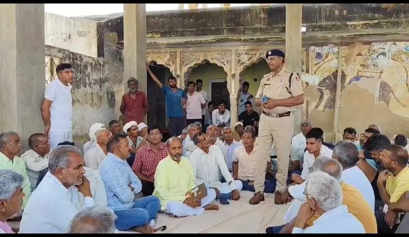 Haryana : महेंद्रगढ़ गांव में शहीद की पत्नी पर हमला, पंचायत ने आरोपियों की गिरफ्तारी की मांग की Haryana : महेंद्रगढ़ गांव में शहीद की पत्नी पर हमला, पंचायत ने आरोपियों की गिरफ्तारी की मांग की