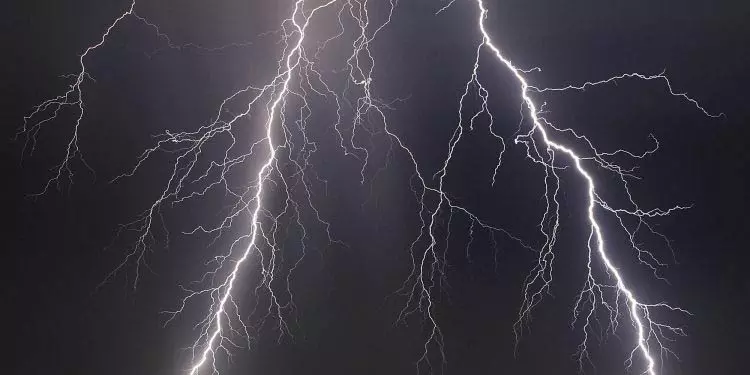 Bihar: बिजली गिरने से एक ही परिवार के तीन लोगों की मौत Bihar: बिजली गिरने से एक ही परिवार के तीन लोगों की मौत