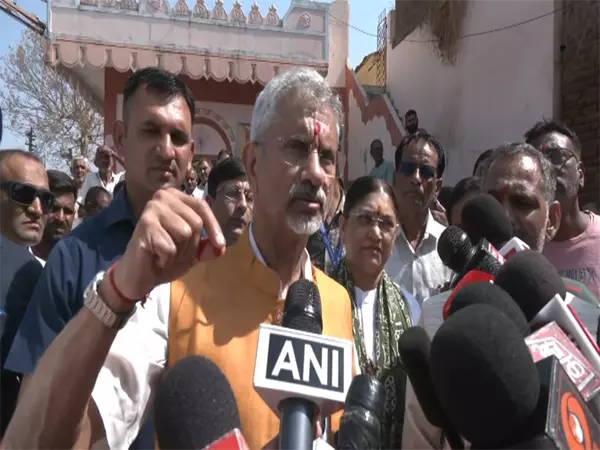 Jaishankar ने गुजरात के गांव में स्मार्ट क्लास का उद्घाटन किया Jaishankar ने गुजरात के गांव में स्मार्ट क्लास का उद्घाटन किया