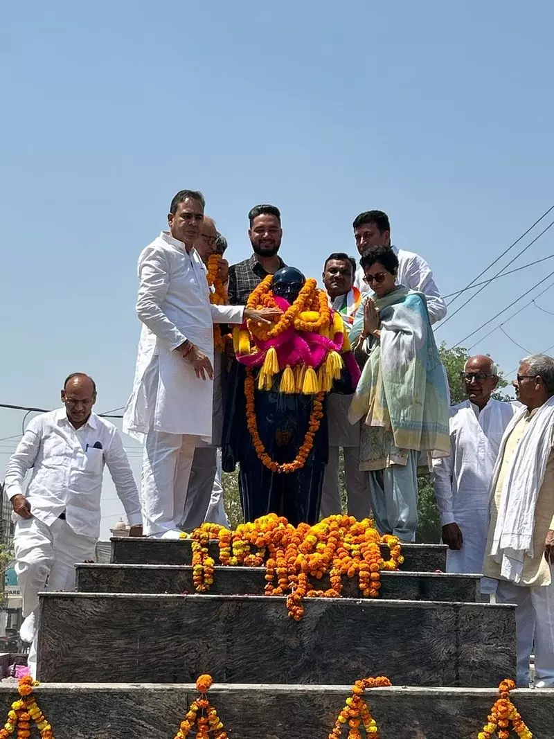Haryana : सांसद शैलजा ने डॉ. अंबेडकर को श्रद्धांजलि दी, नागरिकों से संविधान की रक्षा करने का आग्रह किया Haryana : सांसद शैलजा ने डॉ. अंबेडकर को श्रद्धांजलि दी, नागरिकों से संविधान की रक्षा करने का आग्रह किया