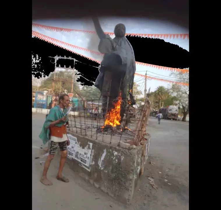 Odisha : बलांगीर में बीजू पटनायक की प्रतिमा में आग लगाई गई Odisha : बलांगीर में बीजू पटनायक की प्रतिमा में आग लगाई गई