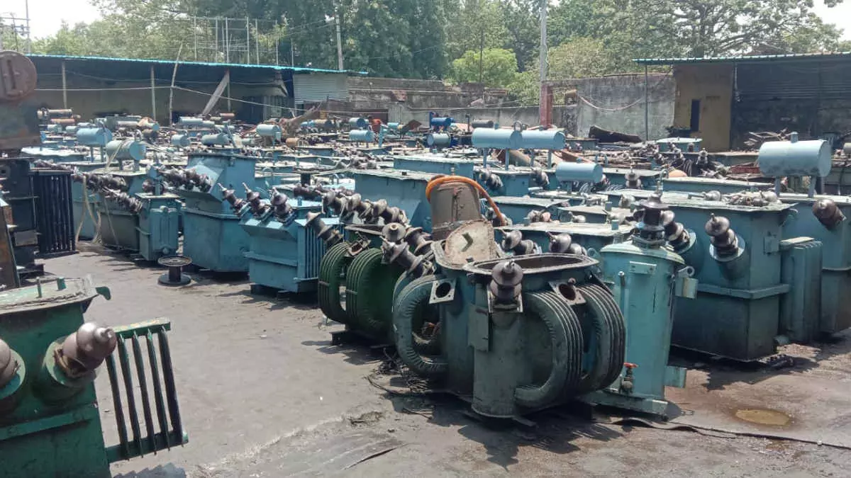 Kanpur: ट्रांसफार्मर क्वालिटी पर सवाल, टेस्टिंग में फेल होने पर नोटिस जारी Kanpur: ट्रांसफार्मर क्वालिटी पर सवाल, टेस्टिंग में फेल होने पर नोटिस जारी
