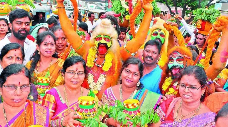 AP: कोलाटम से गराडी तक, गोदावरी जिले उत्सव की मस्ती से सराबोर AP: कोलाटम से गराडी तक, गोदावरी जिले उत्सव की मस्ती से सराबोर