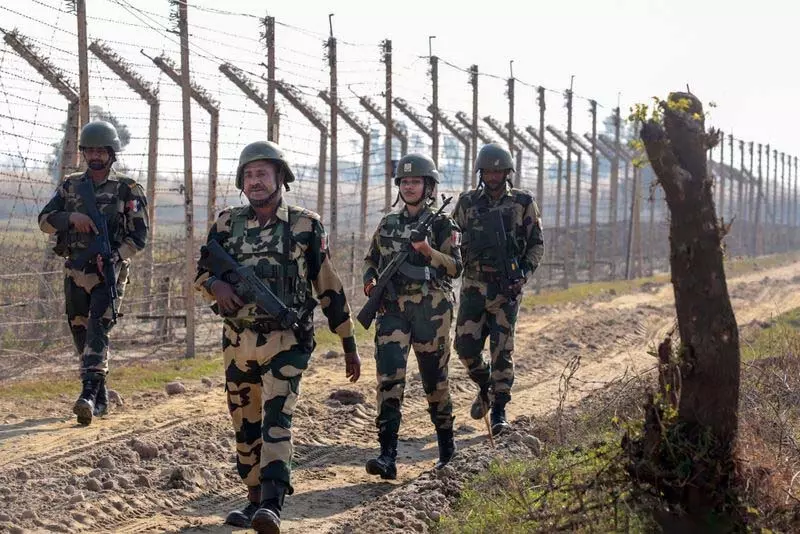 घुसपैठ की बोली के बाद LOC के साथ तनाव बढ़ जाता है, हाई अलर्ट पर सेना घुसपैठ की बोली के बाद LOC के साथ तनाव बढ़ जाता है, हाई अलर्ट पर सेना