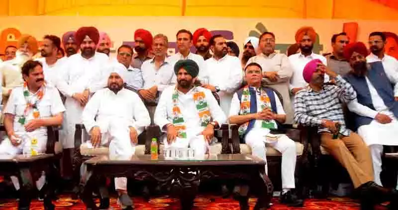 Raja Waring: पंजाब सरकार विपक्षी नेताओं को निशाना बनाने के लिए सरकारी मशीनरी का इस्तेमाल कर रही Raja Waring: पंजाब सरकार विपक्षी नेताओं को निशाना बनाने के लिए सरकारी मशीनरी का इस्तेमाल कर रही
