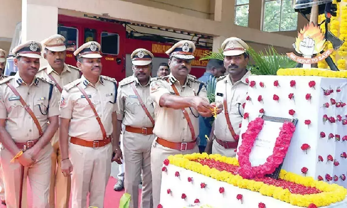 Andhra: अग्निशमन सेवा सप्ताह के तहत लोगों में जागरूकता पैदा की जाएगी Andhra: अग्निशमन सेवा सप्ताह के तहत लोगों में जागरूकता पैदा की जाएगी