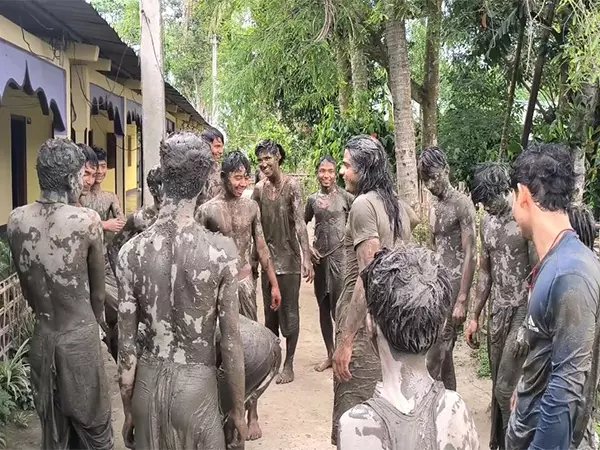 Majuli ने मिट्टी और खुशी के साथ 372 साल पुराना बोका बिहू मनाया Majuli ने मिट्टी और खुशी के साथ 372 साल पुराना बोका बिहू मनाया