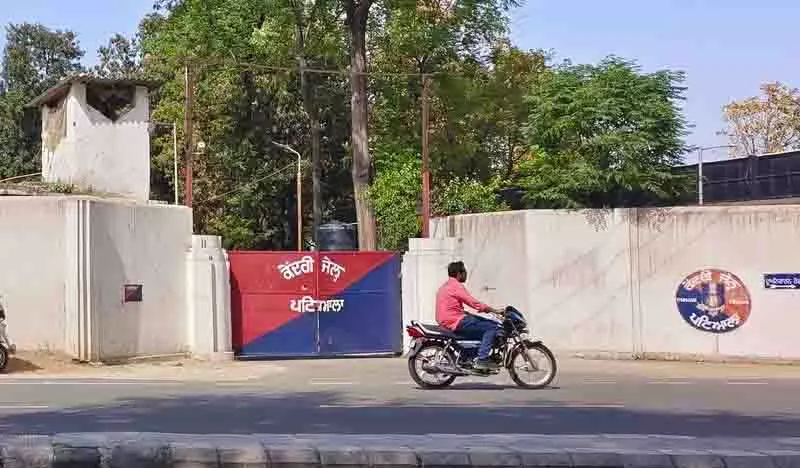 Patiala jail में कैदियों के लिए मोबाइल जैमर का परीक्षण, स्थानीय लोगों को नेट का नुकसान Patiala jail में कैदियों के लिए मोबाइल जैमर का परीक्षण, स्थानीय लोगों को नेट का नुकसान