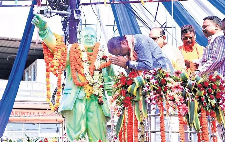 केंद्रीय मंत्री प्रधान ने कहा- BJP सरकार अंबेडकर की विरासत को पुनर्जीवित कर रही केंद्रीय मंत्री प्रधान ने कहा- BJP सरकार अंबेडकर की विरासत को पुनर्जीवित कर रही