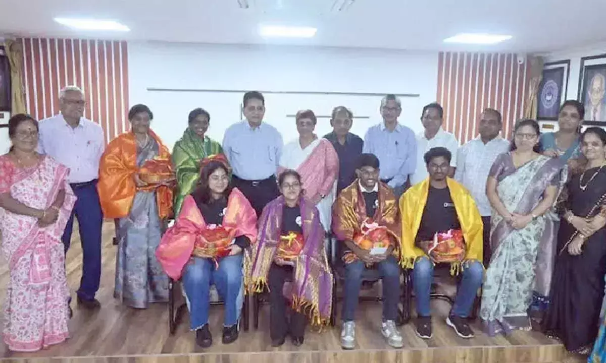 चार BSc लाइफ साइंसेज छात्रों को उनके प्रोजेक्ट के लिए सम्मानित किया गया चार BSc लाइफ साइंसेज छात्रों को उनके प्रोजेक्ट के लिए सम्मानित किया गया
